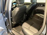 【リアシート】屋根までの高さがある車のため、大人の方でも圧迫感が少なく乗車出来ます。足元は広く取られているため、ゆったりとお乗り頂けます。