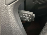 クルーズコントロール機能が付いています。 速度を設定するとアクセルを踏まなくても一定の速度で走ることができます。  高速道路ではとても便利な装置なんです。
