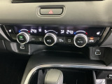 オートエアコンで、毎日のドライブを快適に。温度、風量を自動で調整し、理想的な車内環境を提供します。