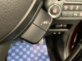 【車線逸脱抑制機能】車線の逸脱の可能性が高いとシステムが判断した場合に、ドライバーに車線逸脱防止方向へのステアリング操作を促し、車両を内側に戻すよう支援します。