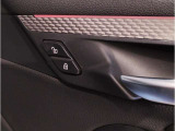 【コックピットシート】BMW車の主役席。車体中央にくる様に配置し車両重心とが一致する事でドライバーと車との一体感あるドライビングを実現。人間工学に基づき形成した形状が長時間のドライブ疲労も軽減します!