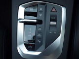 BMWの電子式シフトレバーはシンプル設計で機能的です。誤操作防止機能になっています。