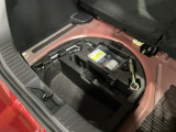 サブトランクスペースにはホイールレンチやパンク修理キットなどを搭載。ちょっとした収納スペースもございます。