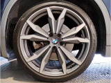 【BMWアロイホイル】軽量かつ強度に拘ったアロイホイル。走行性能ポテンシャルを引き出す設計。車の足元を引き締めてくれる大きなポイントはアロイホイルです。