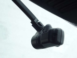 あおり運転対策や予期せぬトラブルへの備えとして心強いドライブレコーダー。走行中の映像をしっかりと記録し、ドライバーと同乗者の安全を見守ります。購入後すぐに安心してドライブを楽しめる人気の装備です。