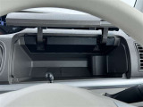 運転席前の小物入れです!手を伸ばすとすぐに取り出せるので使い勝手の良い収納です!