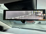 ルームミラーはカメラ画像で投影します。人や荷物がいっぱいでも後方視界はバッチリ見えます。通常のミラーと切り替え可能です。