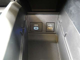 前席USBソケット(TypeA)でスマホの音声を車内でお楽しみ頂けます!