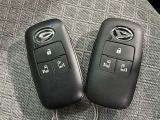 スマートキーをポケットやバッグに携帯していれば、キーを取り出すことなくドアハンドルを握り解錠、ドアハンドルのセンサーに触れるだけで施錠できます。