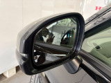 ブラインドスポットインフォメーションを装備!走行中、斜め後方に車両がいることをドアミラー内の表示でお知らせ。車線変更時など、目視では確認しにくい死角の安全確認をサポートしてくれる心強い機能です。