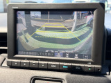 後退時に車両の後ろ側をモニター画面に表示します。車庫入れなどでバックする際に後方確認ができて便利です。車庫入れが苦手な人もこれで安心。