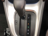 操作しやすいATシフトです。シフトチェンジを気にしなくてよいので運転だけに集中できますね。自然と手に届くところにある、手になじむ形状のシフトノブがいいですね。