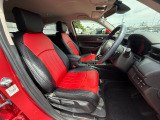 足元もゆったりで長時間の運転も疲れにくいフロントシートです。