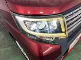 白く明るい光で夜間走行をサポートするLEDヘッドランプを搭載