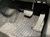 マツダ車の共通するポイントに前輪を前に出し運転席足元スペースを広げたこと!これによりホイールハウスが邪魔にならずにドライバーの中心線を基準とした位置へのペダル配置が可能となりました!