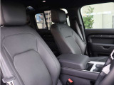 運転席・助手席にはシートヒーター&クーラーを装備。季節を問わず、ドライブを快適に楽しめる嬉しい装備です。