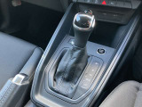 軽く操作するだけで、Audiの精密なメカニズムとドライバーの意思がシンクロし、洗練された走りの始まりを予感させるエレガントなインターフェースです。