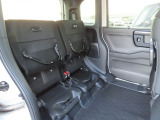 リアシートの座面をはねあげれば、横倒し出来ない背の高い荷物も載せられます。多彩なシートアレンジ!