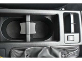 フロントカップホルダー装備ペットボトルなども置くことができます。
