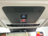 【SOSボタン】体調が悪くなったときや、事故に遭遇したとき、あおり運転にあっている時など、緊急時にボタンを押すと緊急サポートセンターにつながり、オペレーターが警察・救急への取次ぎを行います。