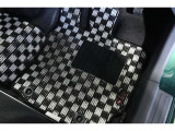 フロアマット標準装備。車内を清潔に保ちます。