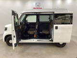 床は低く、天井は高く、すみずみまで使える四角い荷室の大空間です。運転席以外の空間すべてに荷物が積める!。助手席側センターピラーレス (ドアインピラー構造)です。