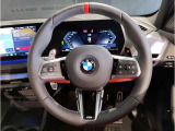 BMWのステアリングはドライバーと車体が一体感に感じれるような操作性を実現しております。また、握りやすさや操作性を向上するためにスイッチ類も配置されております。