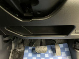 【運転席アンダートレー】タオル等置くのに便利