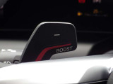 BOOST機能は、アクセル操作に応じ、力強い加速を発揮し、合流や追い越しなどのシーンでゆとりあるドライビングをサポートします。
