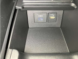 スマートフォンやお手持ちの機器のバッテリー残量が少なくなっても、運転中に充電ができるので安心ですね!
