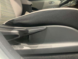 運転席はご自身の適切な運転ポジションへ移動可能なラチェットが付いております。
