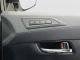運転席シートポジションメモリーでスイッチを押すだけでシートが設定したポジションに動くので便利です!