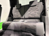 リヤシートは左右分割可倒式シートです。座席一つ一つにも気配りを♪ 「2名乗車+大きな荷物」「3名乗車+長物」などとシーンに合わせて多彩にアレンジできます。