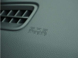 ◆助手席エアバッグ◆SRSエアバッグは、シートベルトだけでは防ぎきれない衝突時の衝撃から乗員を守るための安全装置。衝突時に瞬時に膨らみ、頭部や胸部がダッシュボードに直接衝突するのを防ぎます。