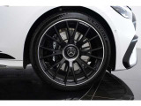 その中でもひときわ目を惹く専用ボディカラー「マヌファクトゥーアオパリスホワイトマグノ」を纏った希少な一台です。
