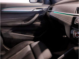 【アンビエントライト】アンビエントライトが加わる事で、車内空間に大きな違いが生まれます。特に夜間ドライブでは上質でラグジュアリーな車内を演出。ドライバー好みのイルミネーションをお楽しみ頂けます!