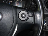 ステアリングスイッチ付きで、運転中に視線を前に向けたまま操作できます。