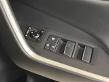 格納式リモコンドアミラーと、パワーウィンドウマスタースイッチです。車内の換気も運転席から簡単に行えます。