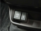◆USB接続端子◆スマホやiPodなどを接続して、いつもの音楽を車内でもお楽しみいただけます♪