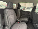 リヤシートも大人が乗っても十分な広さを確保♪アームレストが付いてるのは嬉しいですよね♪