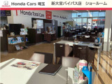 当店ショールームの全景です。大きな窓ガラスから明るい光が差し込む明るいショールームになっています。お飲み物や各種雑誌もご用意していますので、お待ちの間、快適にお過ごしいただけます。