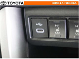 ポータブルオーディオなどの機器を接続して、車両のスピーカーで聞くことができます。