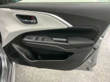 【運転席ドア】ドリンクホルダーと収納ポケットがあります。