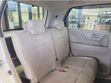 【リヤシートスライド】前後にスライドでき、足元を広く使ったり荷物に合わせて調整できます。