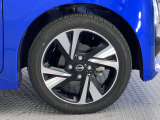 【純正アルミホイール】オシャレな純正アルミホイール付きですので見た目がカッコイイですよ♪