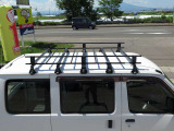 ルーフキャリア付き!長尺物や車内に積みにくい荷物の運搬にも便利です。