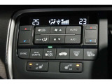 運転席と助手席の温度設定の変更が可能な左右独立タイプのデュアルエアコンです♪♪♪暑がりな人・寒がりな人も誰もが車内を快適にお過ごしいただけます♪♪♪