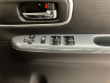 【運転席ドアスイッチ回り】パワーウィンドー[ロック機構]・電動格納式リモコンドアミラースイッチがまとまっているので操作しやすいです。