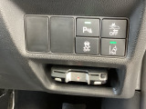 高速道路のご利用時にとても便利なETC車載器付。別途セットアップが必要になります。【安全装置】衝突被害軽減ブレーキ・横滑り抑制機能・路外逸脱制御機能も付いていますので安心です。