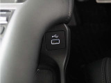 ◆USB接続端子◆スマホやiPodなどを接続して、いつもの音楽を車内でもお楽しみいただけます♪